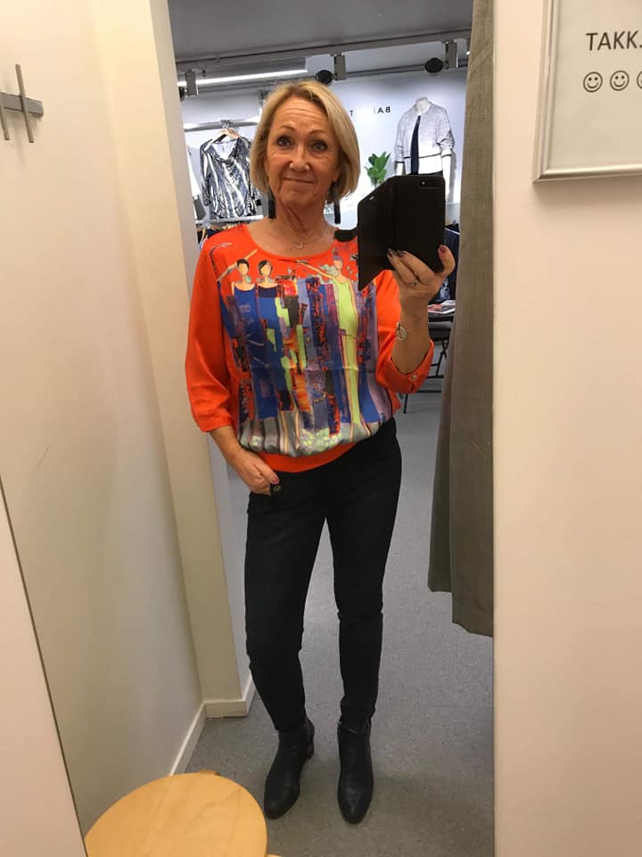 Bluse med kunst-motiv. Farge blå. Størrelse 46 - Bilde 4