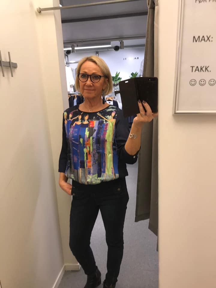 Bluse med kunst-motiv. Farge blå. Størrelse 46 - Bilde 3