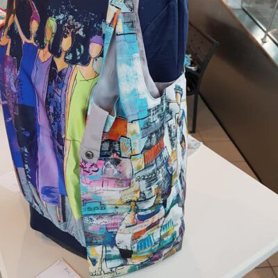 Bluse med kunst-motiv. Farge blå. Størrelse 46